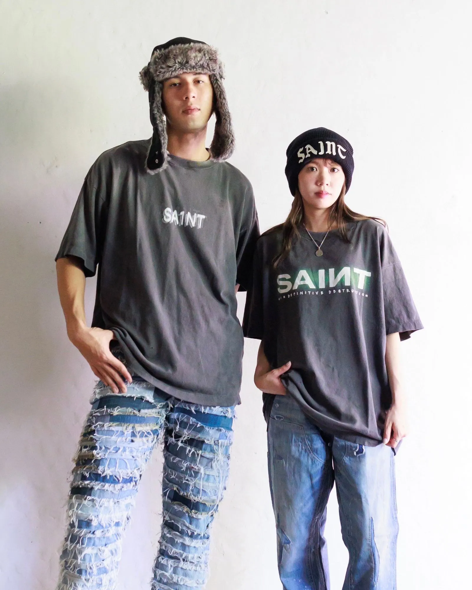 SAINT MXXXXXX SAINT SS TEE/BLK Green SAINT BOX LOGO short sleeves Washed black S-XL Look for cylindrical fabrics without side seams. Don’t buy open ones anymore. It’s boring. Assute garments are dyed. The whole piece is sprayed with horse-hair spray. Then spray it again to fade. The collar and cuffs are frayed. Many places are damaged. Authentic grade printing is restored. Accessories are complete. With little angel anti-counterfeiting label.